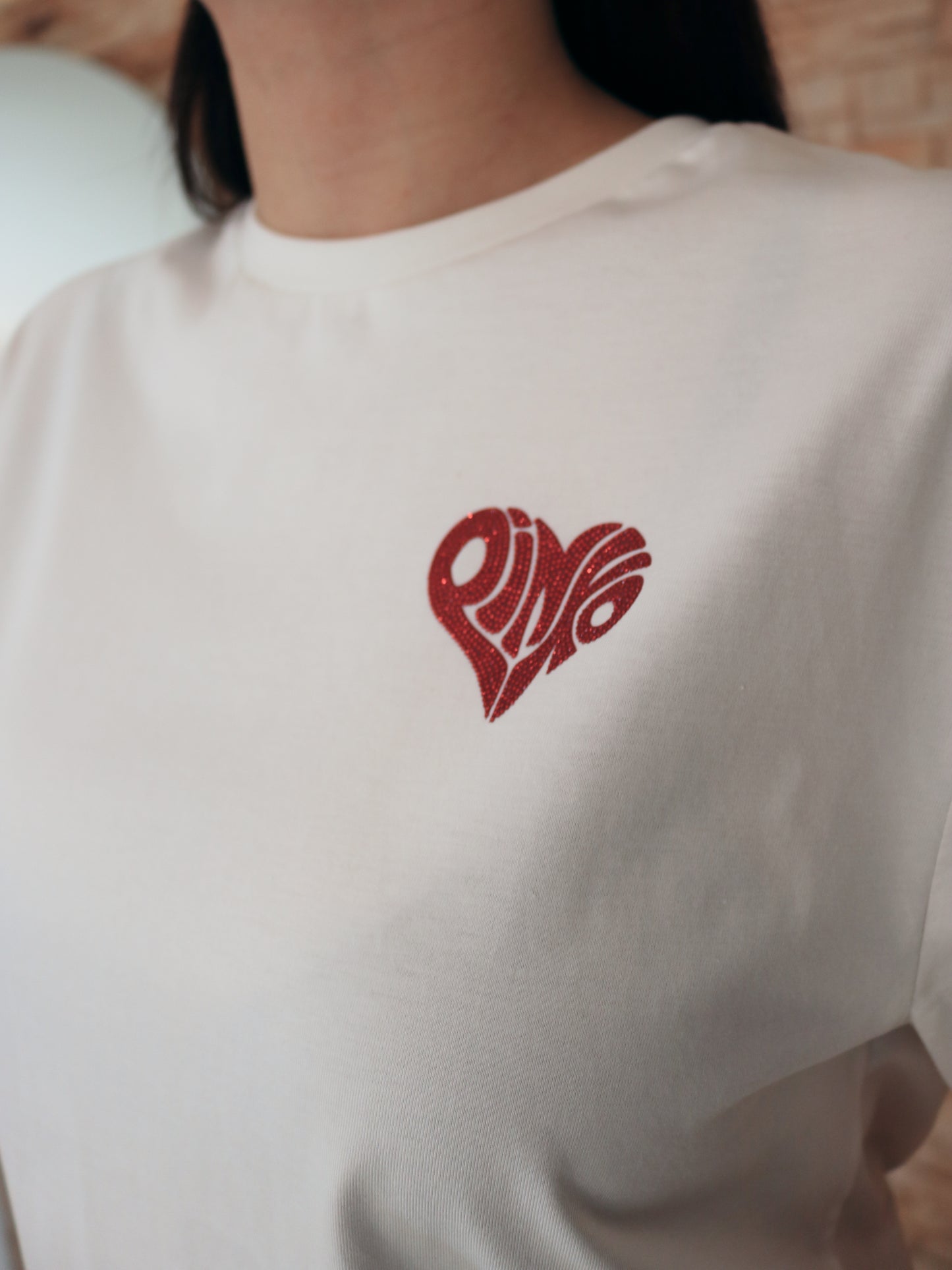 T-shirt con lettering Amore in strass