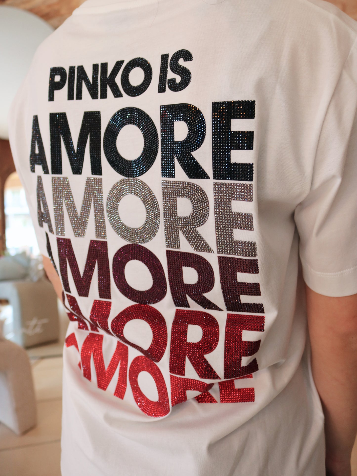 T-shirt con lettering Amore in strass