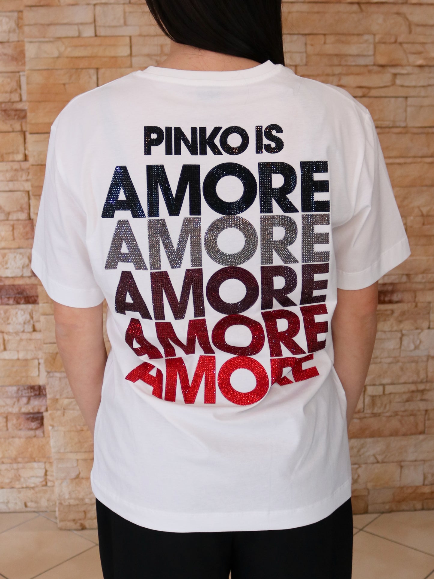 T-shirt con lettering Amore in strass